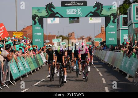 Les coureurs passent la ligne d'arrivée lors de la quatrième étape du Lloyds Bank Tour of Britain Men 2024 de Derby à Newark-on-Trent. Date de la photo : vendredi 6 septembre 2024. Banque D'Images