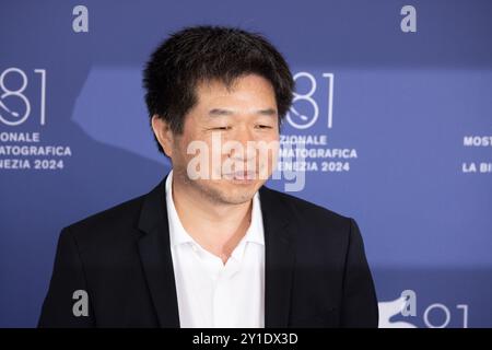 Lido Di Venezia, Italie. 06 septembre 2024. Le réalisateur Wang Bing assiste au photocall du film 'Qing Chun : GUI' (Jeunesse : Homecoming) présenté en compétition lors du 81e Festival international du film de Venise au Lido de Venise, le 6 septembre 2024. © photo : Cinzia Camela. Crédit : Live Media Publishing Group/Alamy Live News Banque D'Images