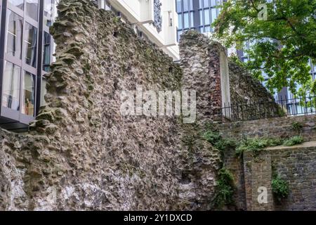 Le mur de Londres, à l'origine une construction romaine en 200, la section entre Aldgate et Aldersgate a été réparée à grande échelle au XVe siècle. Banque D'Images