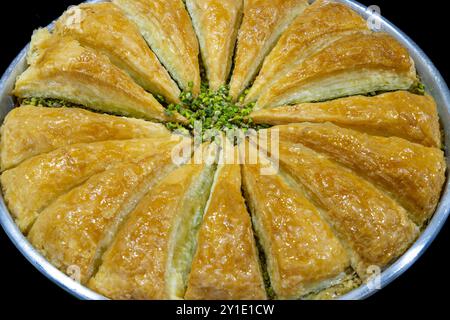 Dessert Baklava tranche de carotte avec pistaches dans un plateau Banque D'Images