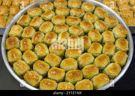 Dessert baklava avec pistaches dans un plateau Banque D'Images