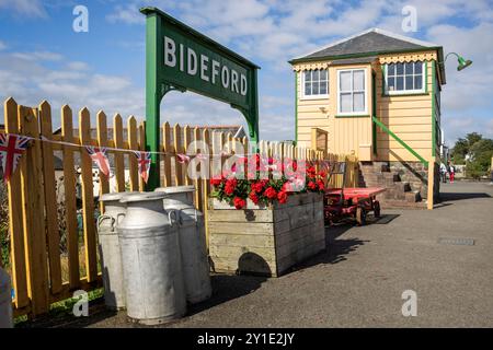 Boite de signalisation et wagons de chemin de fer vintage au Bideford Heritage Railway centre, Devon, Royaume-Uni, le 3 septembre 2024 Banque D'Images