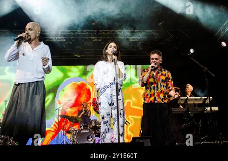 Tim Booth, Chloë Alper et Andy diagramme de James jouant au Lycabettus Theatre, Athènes / Grèce, septembre 2024 Banque D'Images