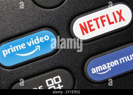 Services de streaming sur contrôle à distance avec Amazon Prime Video et logos Netflix, macro, gros plan Banque D'Images