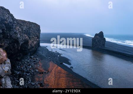 Pile marine Arnardrangur sur la plage de Reynisfjara en Islande Banque D'Images