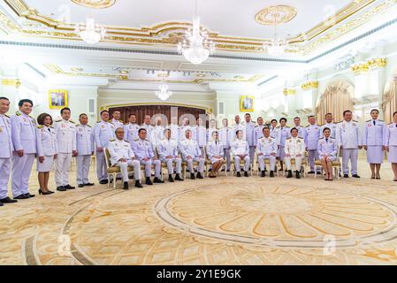 Bangkok, Thaïlande. 06 septembre 2024. Les membres du cabinet thaïlandais posent pour une photo de groupe avant la cérémonie de serment royal des nouveaux membres du cabinet à Bangkok. (Photo de Peerapon Boonyakiat/SOPA images/SIPA USA) crédit : SIPA USA/Alamy Live News Banque D'Images