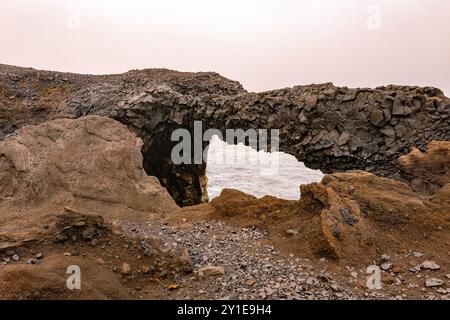 Pile marine Arnardrangur sur la plage de Reynisfjara en Islande Banque D'Images