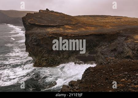 Pile marine Arnardrangur sur la plage de Reynisfjara en Islande Banque D'Images