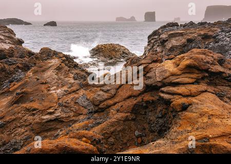 Pile marine Arnardrangur sur la plage de Reynisfjara en Islande Banque D'Images