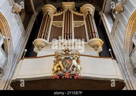 Londres, Royaume-Uni - 24 juillet 2024 : les armoiries royales sur le loft d'orgue dans tous les reliques près de l'église Tower sont les armoiries Stuart originales de la restauration (1660) Banque D'Images