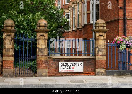 Londres, Angleterre, Royaume-Uni - 25 juillet 2024 : les emblématiques panneaux de rue Westminster, montrés ici pour Gloucester place W1, ont été conçus par un design britannique renommé Banque D'Images