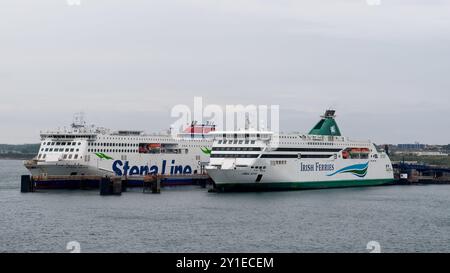 Holyhead, pays de Galles, Royaume-Uni - 18 juillet 2024 : James Joyce d'Irish Ferries et Stena Estrid de StenaLine voyagent de Holyhead à Dublin, Irela Banque D'Images