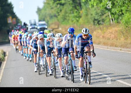 Lloyds Tour of Britain Derby étape 4 à Newark-on-Trent. Le peloton poursuit la rupture. Crédit : Peter Goding/Alamy Live News Banque D'Images