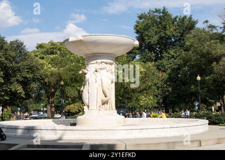 Fontaine de marbre dans le cercle de Dupont ; Washington DC, à la mémoire de Samuel Francis Dupont - contre-amiral, United States Navy Banque D'Images