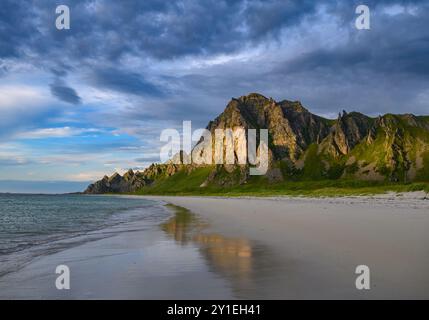 09 août 2024, Norvège, Bleik : paysage côtier sur l'île de Andöya dans le nord de la Norvège, au-dessus des îles Lofoten, sur la mer de Norvège. Andöya est l'île la plus septentrionale de Vesteralen dans le Nordland norvégien de Fylke. Photo : Patrick Pleul/dpa Banque D'Images