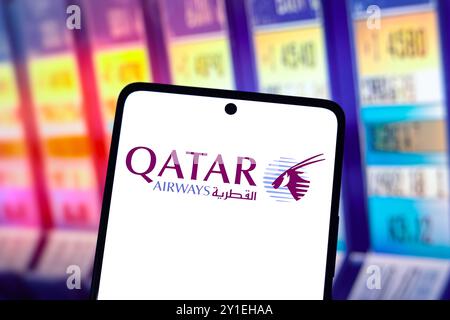 6 septembre 2024, Paraguay. Dans cette illustration photo, le logo Qatar Airways est affiché sur l'écran d'un smartphone Banque D'Images
