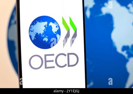 Paraguay. 6 septembre 2024. Dans cette illustration photo, le logo de l'Organisation de coopération et de développement économiques (OCDE) est affiché sur l'écran d'un smartphone. (Crédit image : © Jaque Silva/SOPA images via ZUMA Press Wire) USAGE ÉDITORIAL SEULEMENT! Non destiné à UN USAGE commercial ! Banque D'Images