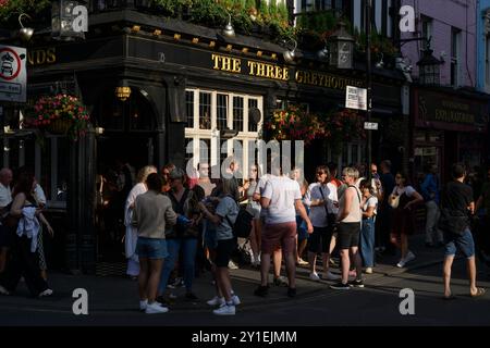 Les gens boivent devant le pub Three Greyhounds, Greek Street, Londres, Royaume-Uni. 17 août 2024 Banque D'Images