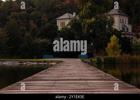 Prague, république tchèque - 12 octobre 2021 : passerelle en bois menant à une villa de luxe entourée d'arbres d'automne dans le parc Stromovka Banque D'Images