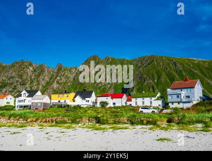 Bleik, Norvège. 09 août 2024. Paysage côtier sur l'île de Andöya dans le nord de la Norvège, au-dessus des îles Lofoten, sur la mer de Norvège. Andöya est l'île la plus septentrionale de Vesteralen dans le Nordland norvégien de Fylke. Crédit : Patrick Pleul/dpa/Alamy Live News Banque D'Images