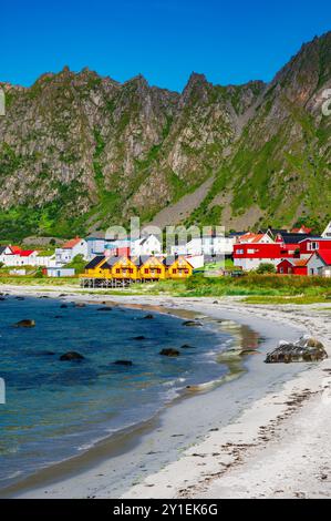 Bleik, Norvège. 09 août 2024. Paysage côtier sur l'île de Andöya dans le nord de la Norvège, au-dessus des îles Lofoten, sur la mer de Norvège. Andöya est l'île la plus septentrionale de Vesteralen dans le Nordland norvégien de Fylke. Crédit : Patrick Pleul/dpa/Alamy Live News Banque D'Images