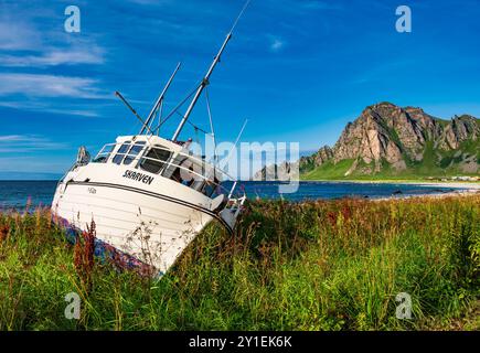 Bleik, Norvège. 09 août 2024. Paysage côtier sur l'île de Andöya dans le nord de la Norvège, au-dessus des îles Lofoten, sur la mer de Norvège. Andöya est l'île la plus septentrionale de Vesteralen dans le Nordland norvégien de Fylke. Crédit : Patrick Pleul/dpa/Alamy Live News Banque D'Images