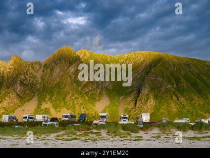 Bleik, Norvège. 09 août 2024. Paysage côtier sur l'île de Andöya dans le nord de la Norvège, au-dessus des îles Lofoten, sur la mer de Norvège. Andöya est l'île la plus septentrionale de Vesteralen dans le Nordland norvégien de Fylke. Crédit : Patrick Pleul/dpa/Alamy Live News Banque D'Images