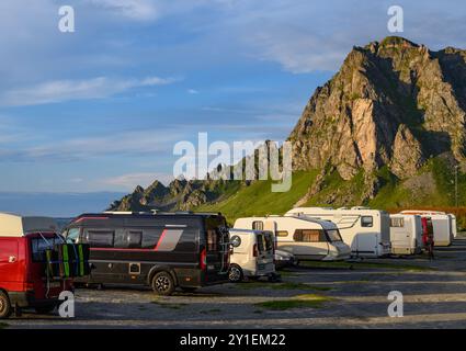 Bleik, Norvège. 09 août 2024. Paysage côtier sur l'île de Andöya dans le nord de la Norvège, au-dessus des îles Lofoten, sur la mer de Norvège. Andöya est l'île la plus septentrionale de Vesteralen dans le Nordland norvégien de Fylke. Crédit : Patrick Pleul/dpa/Alamy Live News Banque D'Images