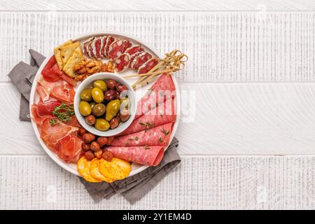 Un assortiment de viandes variées disposées sur une assiette, idéal pour un antipasto, avec un riche mélange de saveurs et de textures Banque D'Images