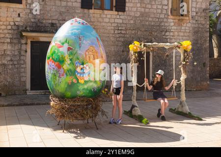 Enfants & balançoire et oeuf de Pâques géant, célébration de la résurrection du Christ dans la croyance chrétienne. TRG TV. Petra Hektorovića, Stari Grad. Croatie. (138) Banque D'Images