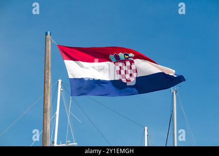 Drapeau croate volant vigoureusement dans le vent fort, ville de Stari Grad sur l'île de Hvar. Croatie. (138) Banque D'Images