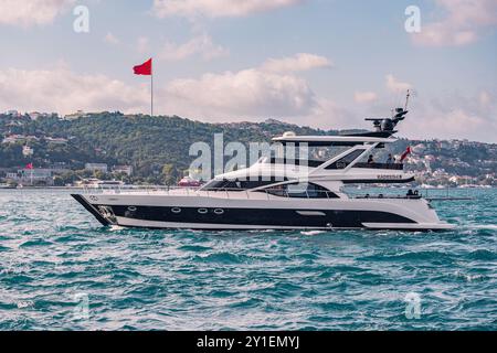 10 juillet 2024, Istanbul, Turkiye : luxueux yacht glisse sur les eaux bleues du bosphore, capturant l'essence de l'été et de la vie méditerranéenne Banque D'Images