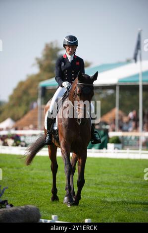 Stamford, Royaume-Uni. 6 septembre 2024. Rosalind Canter Riding Seordships Graffalo représentant la Grande-Bretagne lors de la phase de dressage le jour 2 des procès du Defender Burghley Horse de 2024 qui se sont tenus dans le domaine de Burghley House à Stamford, Lincolnshire, Angleterre, Royaume-Uni. Crédit : Jonathan Clarke/Alamy Live News Banque D'Images