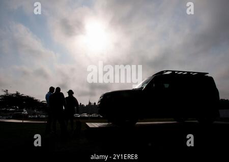 Stamford, Royaume-Uni. 6 septembre 2024. Une silhouette du nouveau véhicule Defender devant Burghley House le jour 2 des procès du Defender Burghley Horse Trials 2024 qui se sont déroulés dans le domaine de Burghley House à Stamford, Lincolnshire, Angleterre, Royaume-Uni. Crédit : Jonathan Clarke/Alamy Live News Banque D'Images