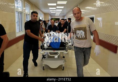 Naplouse, Gaza. 06 septembre 2024. Le corps de l’activiste américain et turc Aysenur Ezgi Eygi, qui a été touché par une balle dans la tête par les forces israéliennes, est emmené à l’hôpital d’État Rafidia à Naplouse, en Cisjordanie, vendredi 6 septembre 2024. Photo de Ismael Ahmad/UPI crédit : UPI/Alamy Live News Banque D'Images