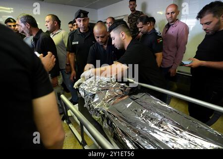 Naplouse, Gaza. 06 septembre 2024. Le corps de l’activiste américain et turc Aysenur Ezgi Eygi, qui a été touché par une balle dans la tête par les forces israéliennes, est emmené à l’hôpital d’État Rafidia à Naplouse, en Cisjordanie, vendredi 6 septembre 2024. Photo de Ismael Ahmad/UPI crédit : UPI/Alamy Live News Banque D'Images