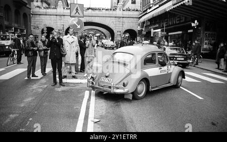 SEPTEMBRE 1967 la nuit la Suède est passée de la circulation à gauche à la circulation à droite. C’était de loin le plus grand événement logistique de l’histoire de la Suède. Le jour a été nommé H-day. Tout trafic non essentiel a été interdit de circuler sur les routes de 01:00 à 06:00. Tous les véhicules sur les routes pendant cette période ont dû s'arrêter complètement à 04:50 puis changer soigneusement de côté de la route avant d'être autorisés à continuer à 05:00. Banque D'Images