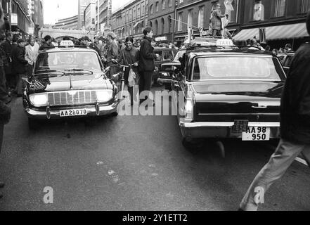 SEPTEMBRE 1967 la nuit la Suède est passée de la circulation à gauche à la circulation à droite. C’était de loin le plus grand événement logistique de l’histoire de la Suède. Le jour a été nommé H-day. Tout trafic non essentiel a été interdit de circuler sur les routes de 01:00 à 06:00. Tous les véhicules sur les routes pendant cette période ont dû s'arrêter complètement à 04:50 puis changer soigneusement de côté de la route avant d'être autorisés à continuer à 05:00. Banque D'Images