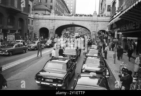 SEPTEMBRE 1967 la nuit la Suède est passée de la circulation à gauche à la circulation à droite. C’était de loin le plus grand événement logistique de l’histoire de la Suède. Le jour a été nommé H-day. Tout trafic non essentiel a été interdit de circuler sur les routes de 01:00 à 06:00. Tous les véhicules sur les routes pendant cette période ont dû s'arrêter complètement à 04:50 puis changer soigneusement de côté de la route avant d'être autorisés à continuer à 05:00. Banque D'Images