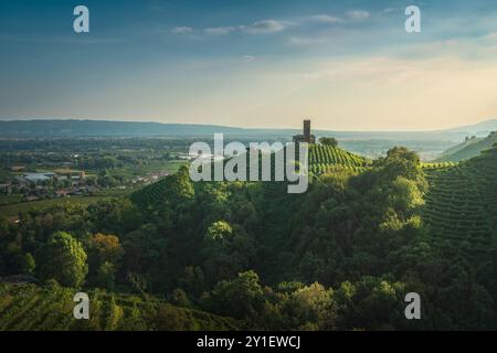 Collines Prosecco, vignobles et église San Lorenzo au sommet de la colline. Patrimoine mondial de l'UNESCO. Farra di Soligo. Vénétie, Italie, Europe. Banque D'Images