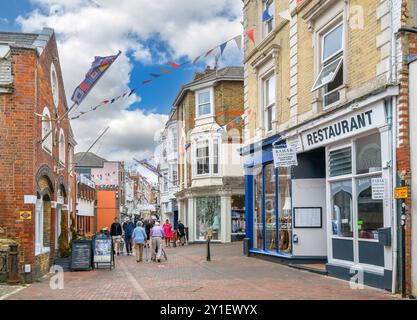 Magasins sur la High Street, Cowes, île de Wight, Angleterre, Royaume-Uni Banque D'Images