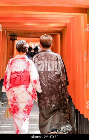 Un couple portant un kimono japonais à Kyoto, au Japon. Banque D'Images