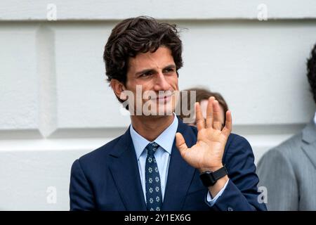 Washington, États-Unis. 06 septembre 2024. Jack Schlossberg, le petit-fils de John F. Kennedy, fait des vagues alors que le président Joe Biden quitte la Maison Blanche à Washington, DC, le vendredi 6 septembre 2024. Le président se rend à Ann Arbor, Michigan, pour prononcer des remarques sur le programme d'investissement de son administration en Amérique. Photo de Bonnie Cash/Pool/ABACAPRESS. COM Credit : Abaca Press/Alamy Live News Banque D'Images