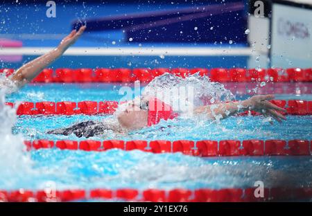 Olivia Newman-Baronius, de Grande-Bretagne, en route pour remporter la médaille de bronze dans la finale du 100 m dos féminin - S14 à l'arène de la Défense de Paris le neuvième jour des Jeux paralympiques d'été de Paris 2024. Date de la photo : vendredi 6 septembre 2024. Banque D'Images