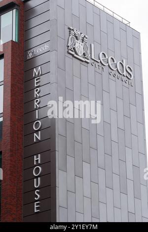 Leeds Angleterre : 4 juin 2024 : le bâtiment du conseil municipal de Leeds se dresse haut contre un ciel nuageux, mettant en valeur son architecture distinctive. La signalisation p Banque D'Images