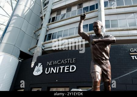 Newcastle UK : 8 juin 2024 : St James Park NUFC Alan Shearer statue de bronze de la légende de Newcastle United devant le stade Banque D'Images