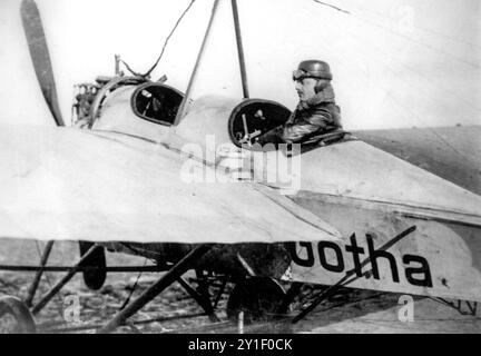 Observateur allemand de la première Guerre mondiale à bord d'un bombardier Gotha équipé d'une caméra de reconnaissance pour la photographie aérienne verticale en 1915 pendant la première Guerre mondiale Banque D'Images