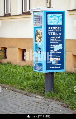OSTRAVA, RÉPUBLIQUE TCHÈQUE - 28 SEPTEMBRE 2023 : distributeur automatique de billets de transport public à Ostrava, Tchéquie, image verticale Banque D'Images