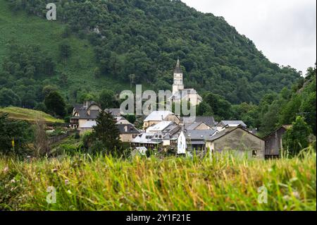 L'église Saint-Polycarpe de Castet dans la vallée d'Ossau en Béarn. France Banque D'Images