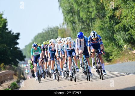 Lloyds Tour of Britain Derby étape 4 à Newark-on-Trent. Le peloton poursuit la rupture. Crédit : Peter Goding/Alamy Live News Banque D'Images